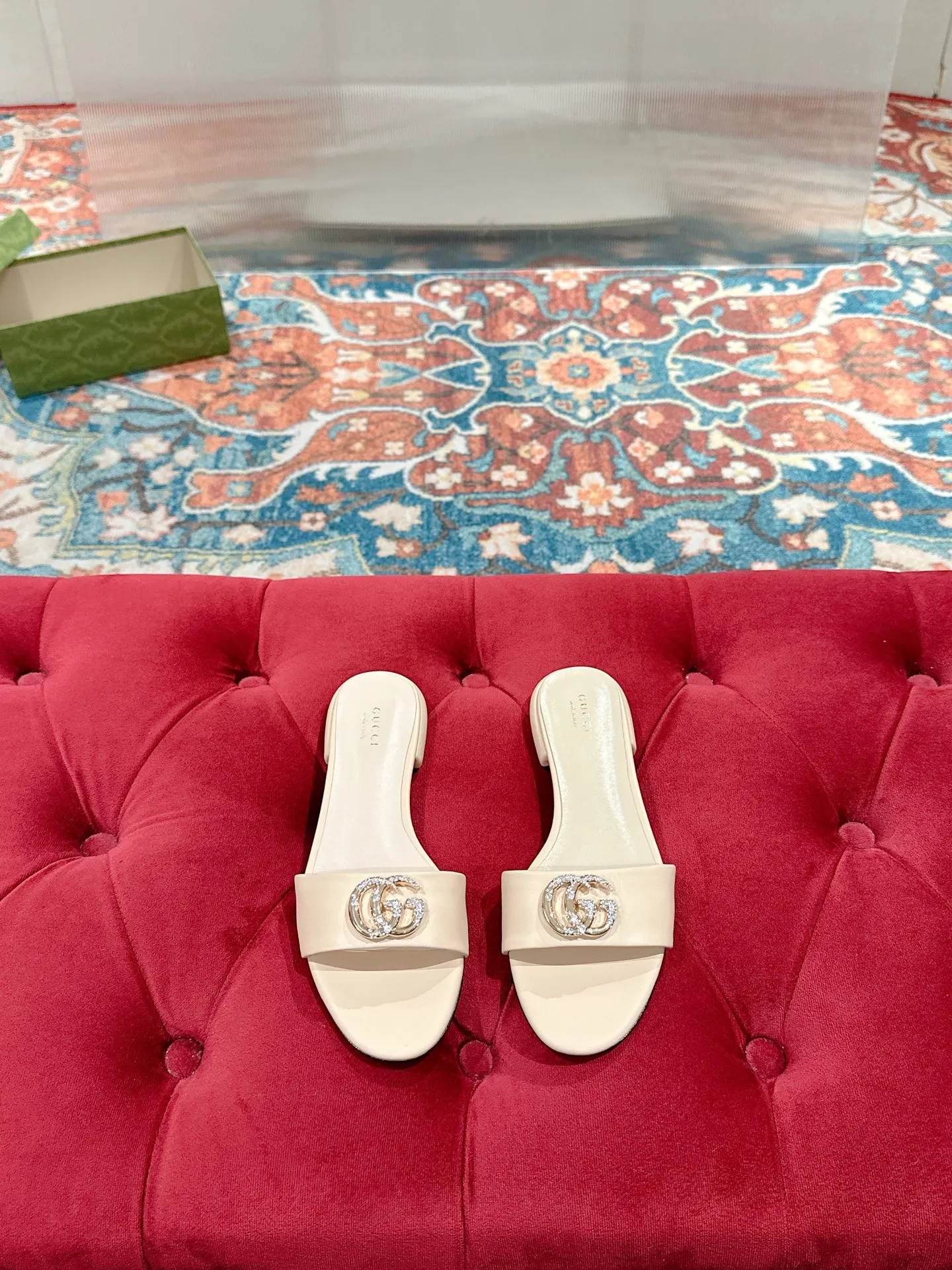 👟👟Ex-factory price 520👟👟 Every detail of Gucci's 2025 spring and summer new open-toe sandals and slippers has been carefully crafted, and design elements such as round toes and thick heels are cleverly used to create a fashionable retro style. The archived double G diamond-encrusted buckle details are reminiscent of the brand's fashionable atmosphere. ▪️Material: original custom sheepskin ▪️Inner lining/foot: high-end custom sheepskin ▪️Heel height: 1.0cm ▪️Number of yards: 35-39 (customized at 40.41.42, non-returnable)